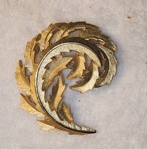 Vintage Trifari Gold-Tone Leaf Swirl Brooch – Elegant Mid-Century Statement Pin